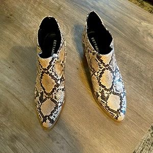 Eettaro ankle boots. Like new snake skin 6.5
